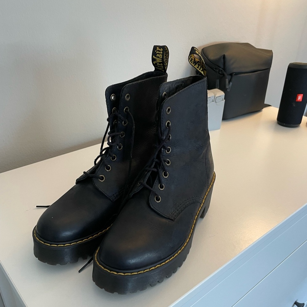 Dr Martens SHRIVER HI WOMEN'S WYOMING LEATHER HEELED BOOTS - SIZE 8 WOMEN